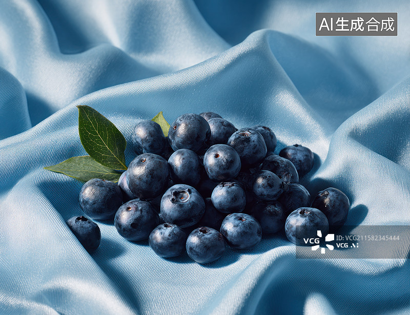 【AI数字艺术】浅蓝色绸缎上的新鲜蓝莓与绿叶图片素材