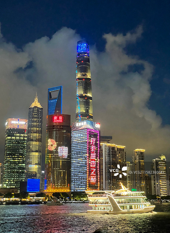 上海陆家嘴夜景、黄浦江游轮图片素材