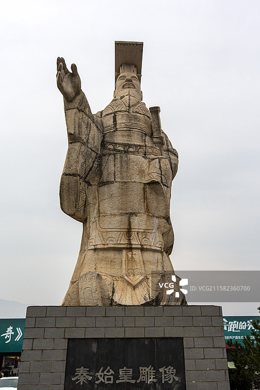 西安市秦始皇兵马俑博物馆的秦始皇雕像图片素材