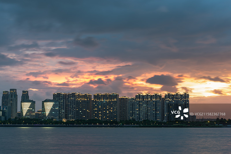 浙江省杭州市钱塘江畔日落夜晚晚霞彭埠铁路桥城市风光图片素材