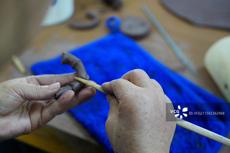 做壶把 紫砂 陶艺 制作 纯手工 非遗 手工艺 手 特写 镜头图片素材