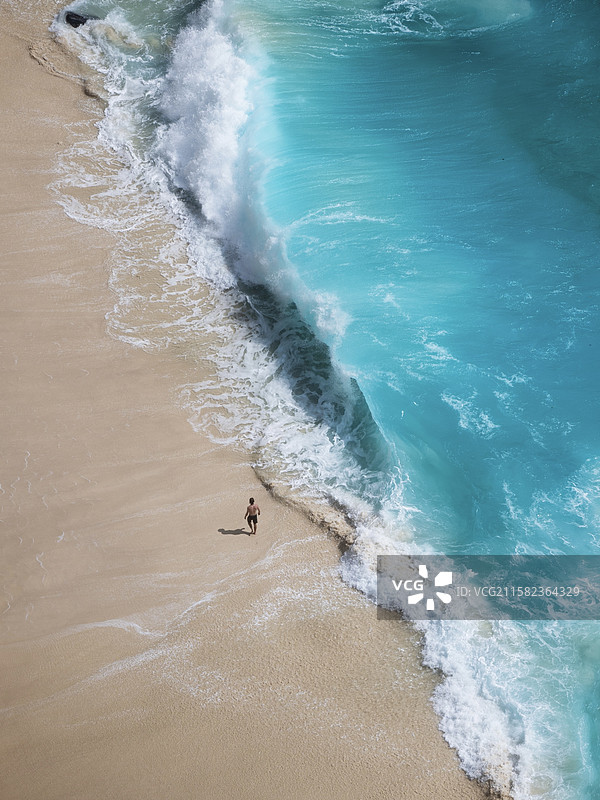精灵坠崖的迎浪人图片素材