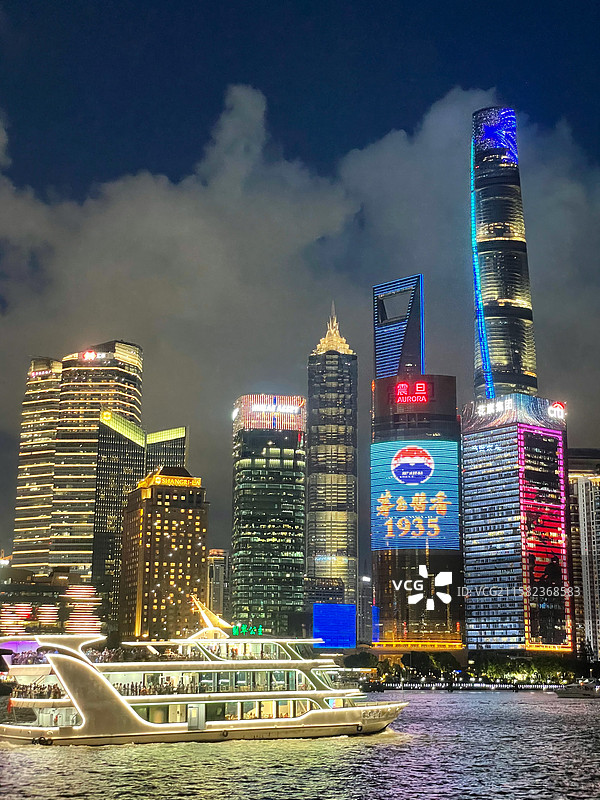 上海陆家嘴夜景、黄浦江游轮图片素材