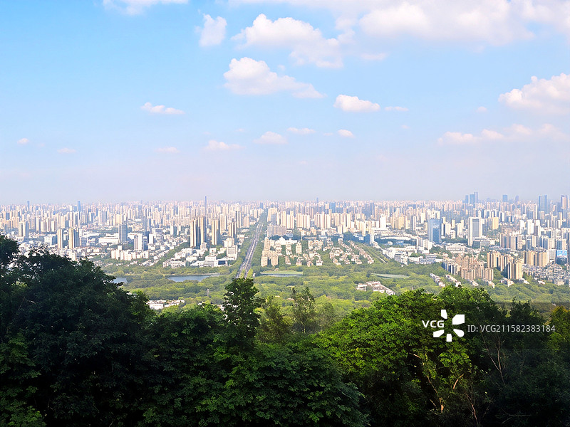 合肥大蜀山上俯拍黄山路，蓝天白云及大楼图片素材