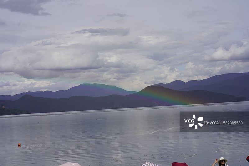 丽江泸沽湖雨后彩虹映照山水画卷 丽江泸沽湖：水天之间的彩虹之桥图片素材