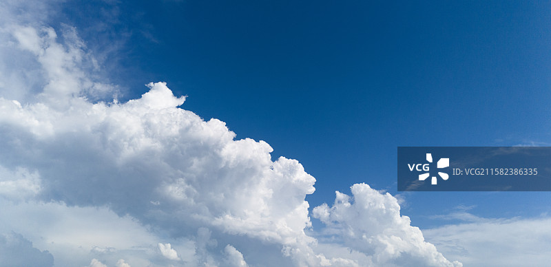 夏日天空的云卷云舒图片素材