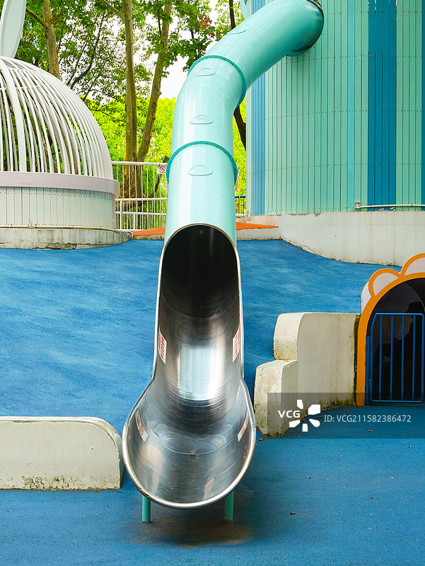 儿童乐园儿童城堡里的管道滑滑梯图片素材