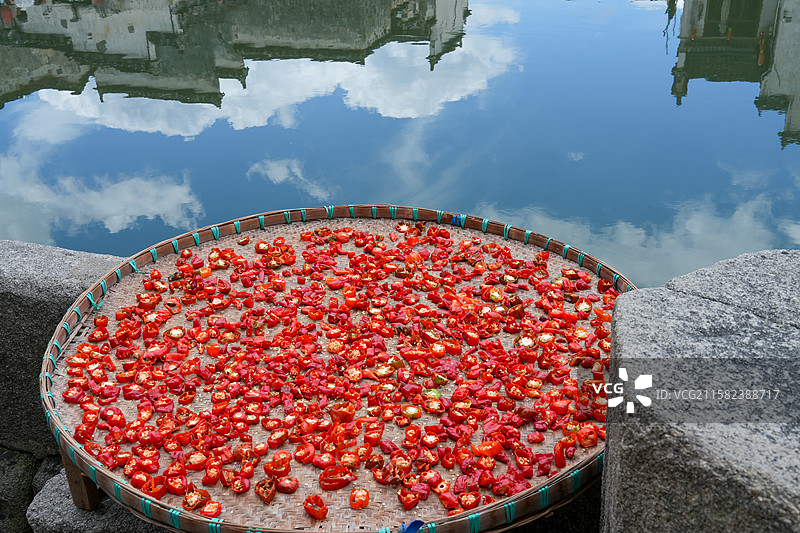 安徽黄山宏村晒秋：辣椒映水乡图片素材