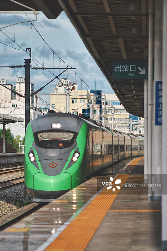 陕西省汉中市汉中站列车动车绿巨人进站c223图片素材