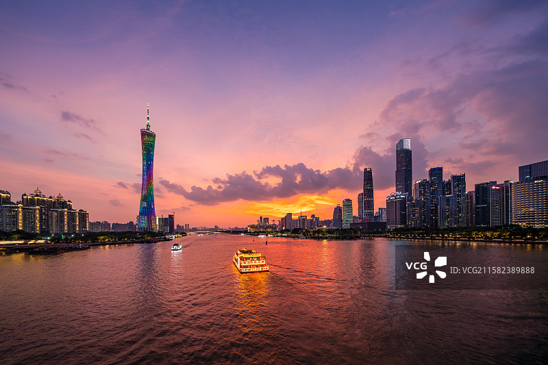 紫红色黄昏里的珠江与两岸的广州塔、珠江新城图片素材