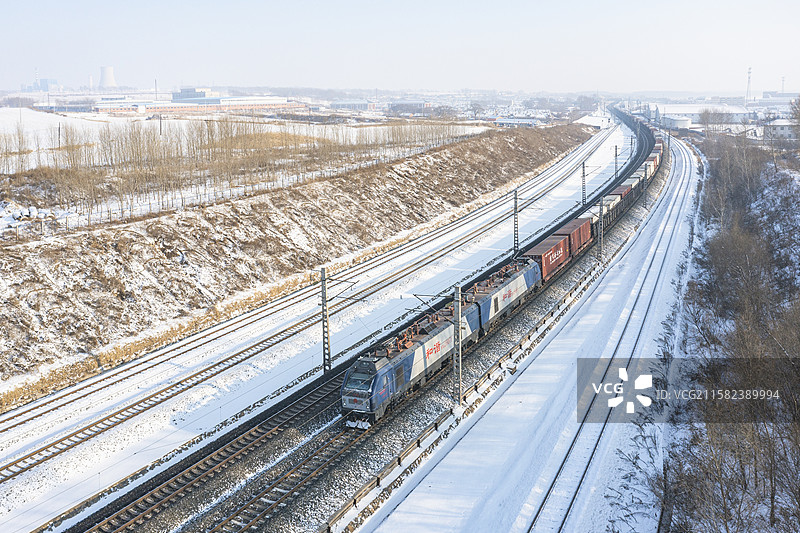 HXD2机车牵引集装箱货车行驶在京哈线陶赖昭图片素材