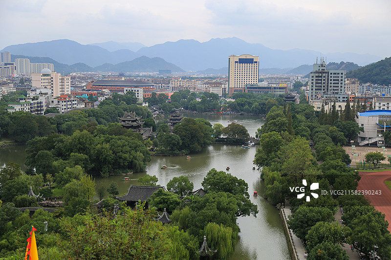 临海城市建筑与自然和谐共存的景观远景图片素材
