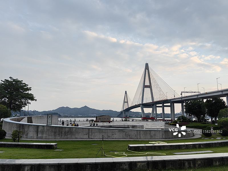 日落时分的汕头西堤公园，以“侨批”为建设主题的公园图片素材