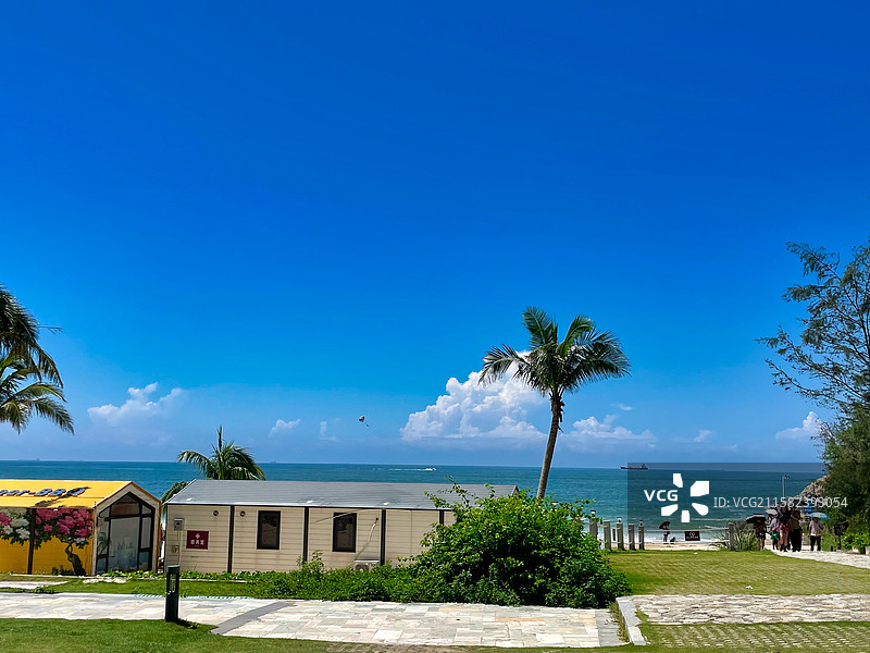 海边度假深色小屋户外风光图片素材