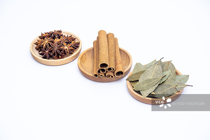 白色背景找那个容器里摆放着八角肉桂香叶调料香味料图片素材