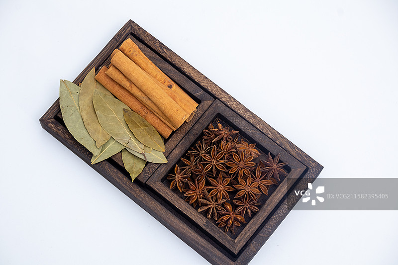 白色背景找那个容器里摆放着八角肉桂香叶调料香味料图片素材