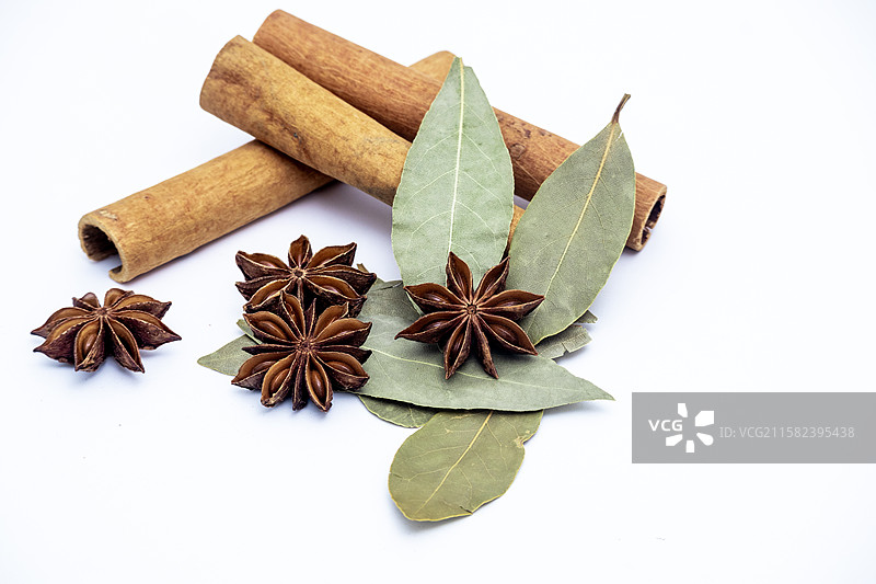 白色背景找那个容器里摆放着八角肉桂香叶调料香味料图片素材