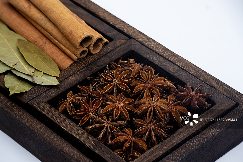 白色背景找那个容器里摆放着八角肉桂香叶调料香味料图片素材