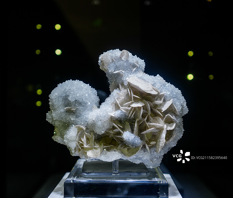 陈列在中国地质大学逸夫博物馆的水晶+方解石共生矿图片素材