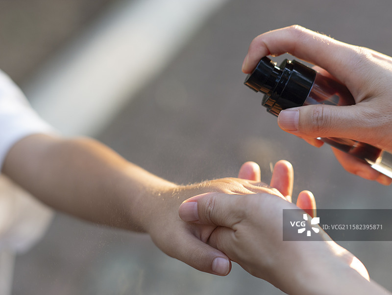 户外消毒防蚊虫叮咬花露水图片素材