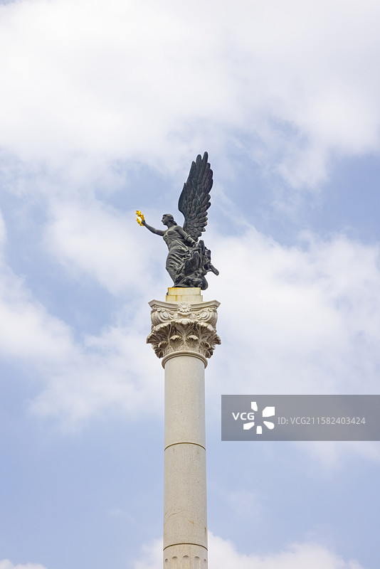天津意式风情街马可波罗广场的和平女神雕像图片素材