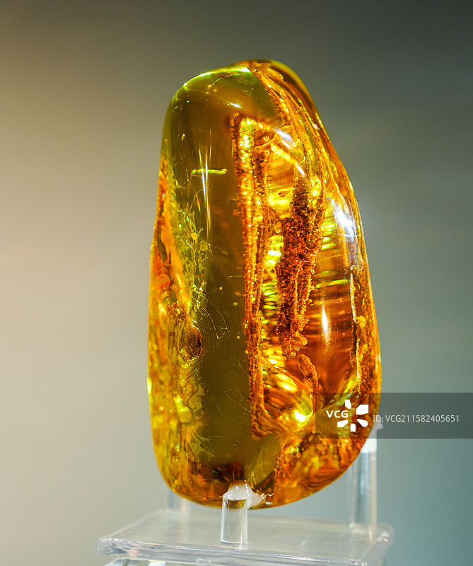 陈列在中国地质大学逸夫博物馆的天然琥珀图片素材