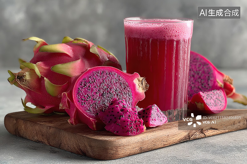 【AI数字艺术】木板上的新鲜切块的火龙果，榨汁的果汁图片素材
