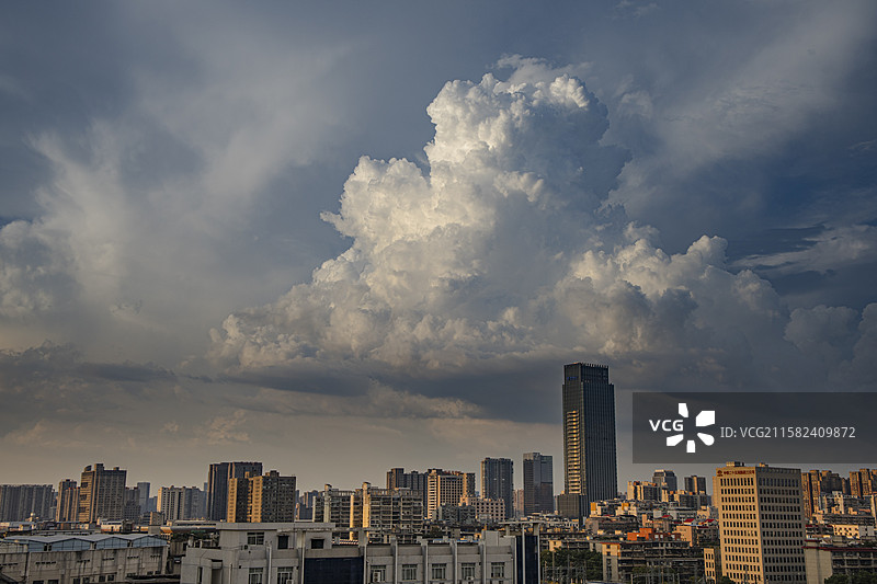 长沙中国电信都市建筑群与天空白云的对话图片素材