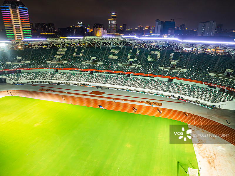 航拍夜晚的苏州市体育中心体育场，苏州三香路体育场，苏超联赛苏州主场图片素材