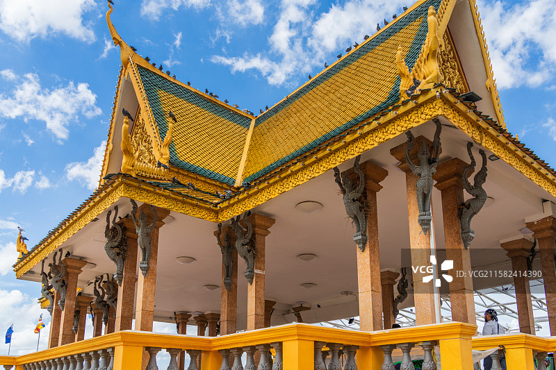 柬埔寨金边蓝天白云下的著名景点金色寺庙户外风光图片素材