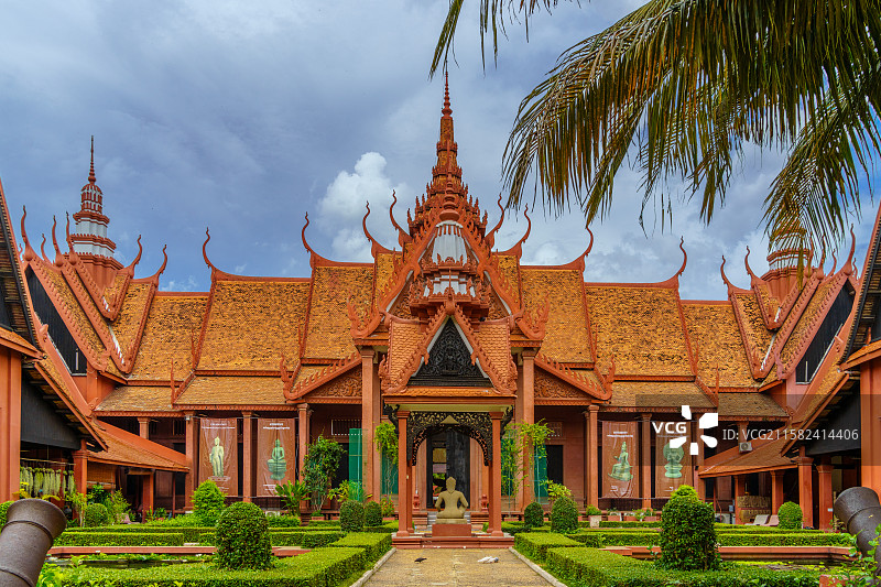 柬埔寨金边蓝天白云下的著名景点博物馆建筑户外风光图片素材