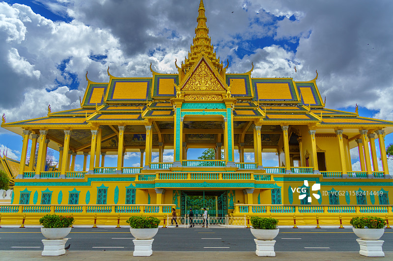 柬埔寨金边蓝天白云下的著名景点金色寺庙户外风光图片素材
