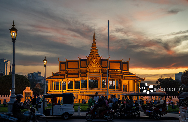 柬埔寨金边日落时分晚霞夕阳下的寺庙图片素材