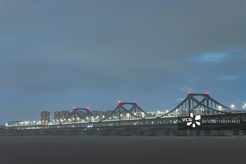 浙江省杭州市钱塘江畔大雨天下雨中拍摄钱江新城日落风景图片素材