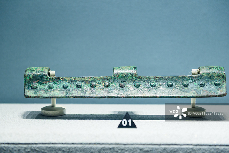 三銎刀 商朝 山西省吕梁市石楼县义牒遗址出土 山西省博物馆“夏商踪迹”展览图片素材