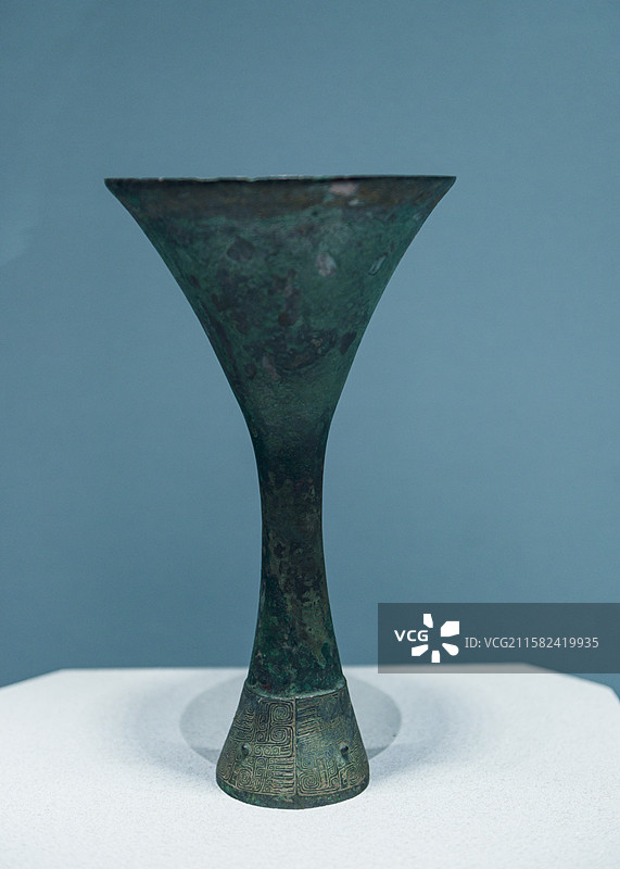 云纹铃觚 商朝 山西省吕梁市石楼县桃花庄墓葬出土 山西省博物馆“夏商踪迹”展览图片素材