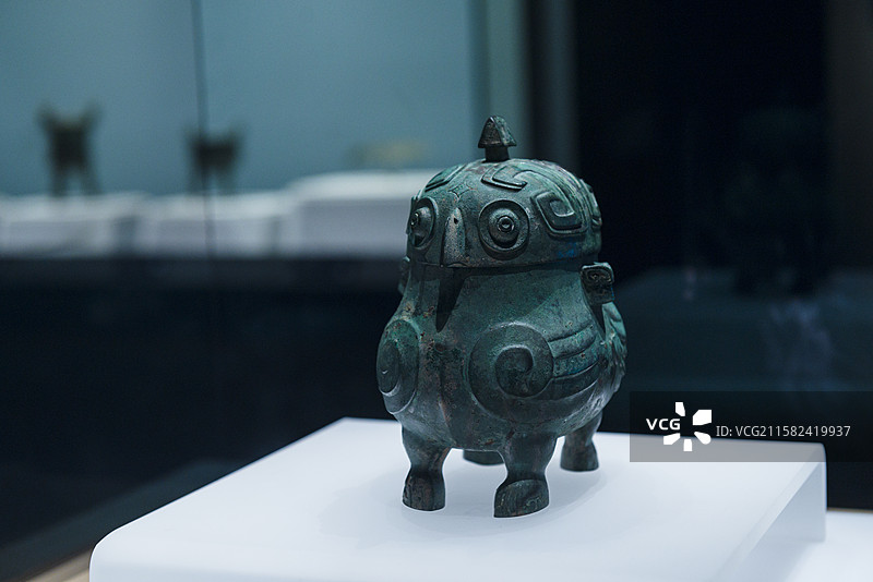 鸮卣 商朝 吕梁市石楼县出土 山西省博物馆“夏商踪迹”展览图片素材