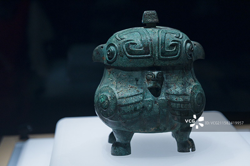 鸮卣 商朝 吕梁市石楼县出土 山西省博物馆“夏商踪迹”展览图片素材