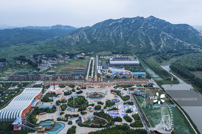 高视角下航拍游乐场，高视角下航拍喀左浴龙谷游乐场，有山有水的游乐场，以山为背景的游乐场图片素材