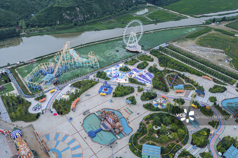 高视角下航拍游乐场，高视角下航拍喀左浴龙谷游乐场，有山有水的游乐场，以山为背景的游乐场图片素材