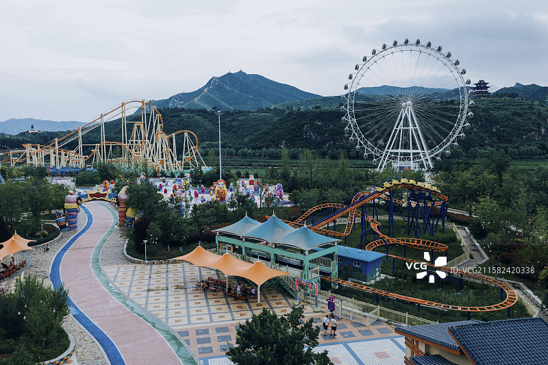 高视角下航拍游乐场，高视角下航拍喀左浴龙谷游乐场，有山有水的游乐场，以山为背景的游乐场图片素材
