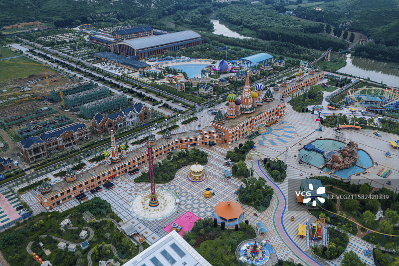 高视角下航拍游乐场，高视角下航拍喀左浴龙谷游乐场，有山有水的游乐场，以山为背景的游乐场图片素材