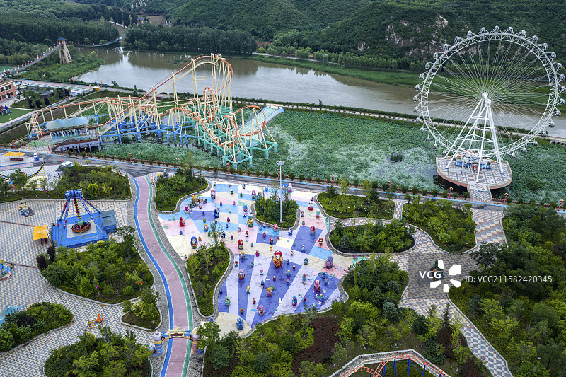 高视角下航拍游乐场，高视角下航拍喀左浴龙谷游乐场，有山有水的游乐场，以山为背景的游乐场图片素材