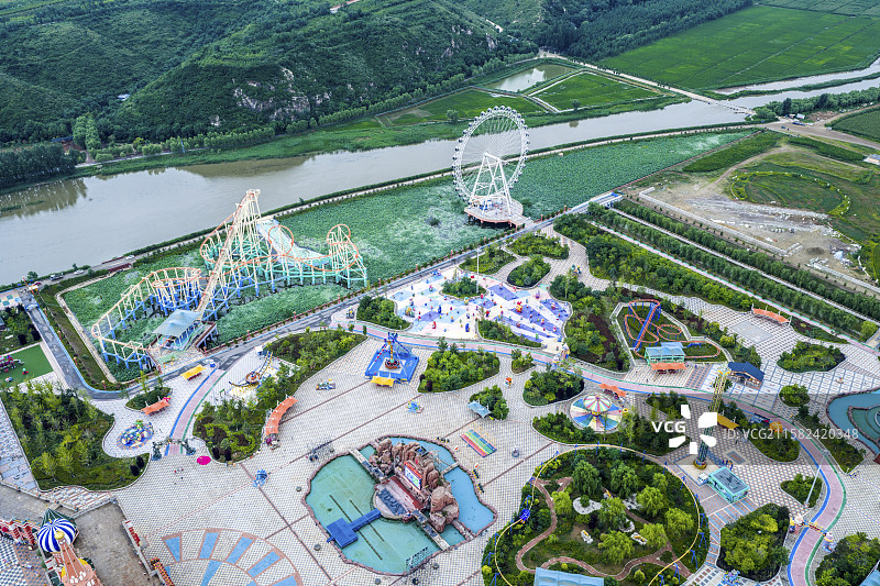 高视角下航拍游乐场，高视角下航拍喀左浴龙谷游乐场，有山有水的游乐场，以山为背景的游乐场图片素材