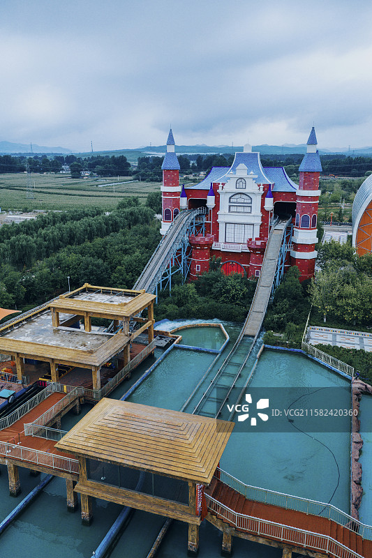 高视角下航拍游乐场，高视角下航拍喀左浴龙谷游乐场，有山有水的游乐场，以山为背景的游乐场图片素材