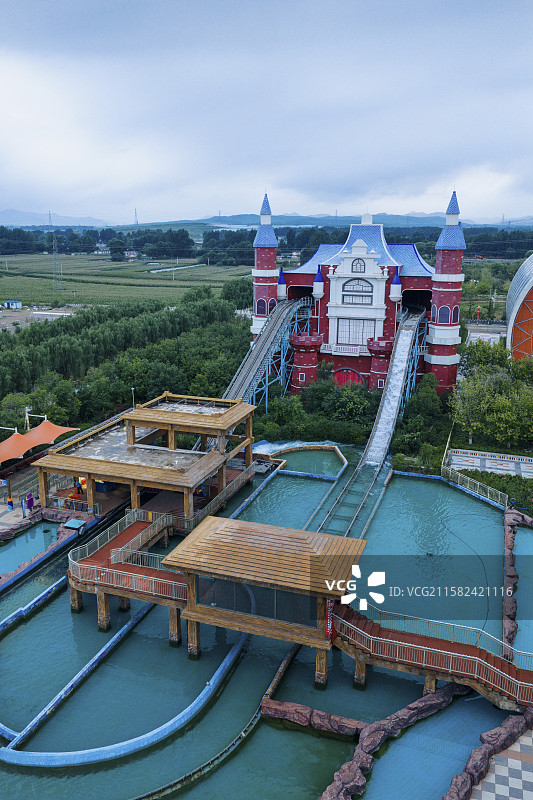 高视角下航拍游乐场，高视角下航拍喀左浴龙谷游乐场，有山有水的游乐场，以山为背景的游乐场图片素材