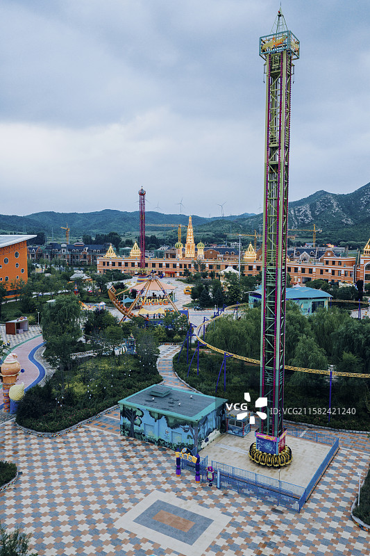 高视角下航拍游乐场，高视角下航拍喀左浴龙谷游乐场，有山有水的游乐场，以山为背景的游乐场图片素材