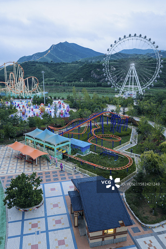 高视角下航拍游乐场，高视角下航拍喀左浴龙谷游乐场，有山有水的游乐场，以山为背景的游乐场图片素材