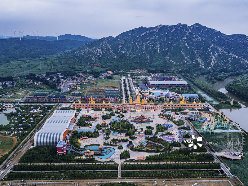 高视角下航拍游乐场，高视角下航拍喀左浴龙谷游乐场，有山有水的游乐场，以山为背景的游乐场图片素材