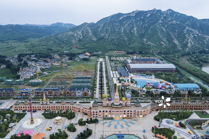 高视角下航拍游乐场，高视角下航拍喀左浴龙谷游乐场，有山有水的游乐场，以山为背景的游乐场图片素材
